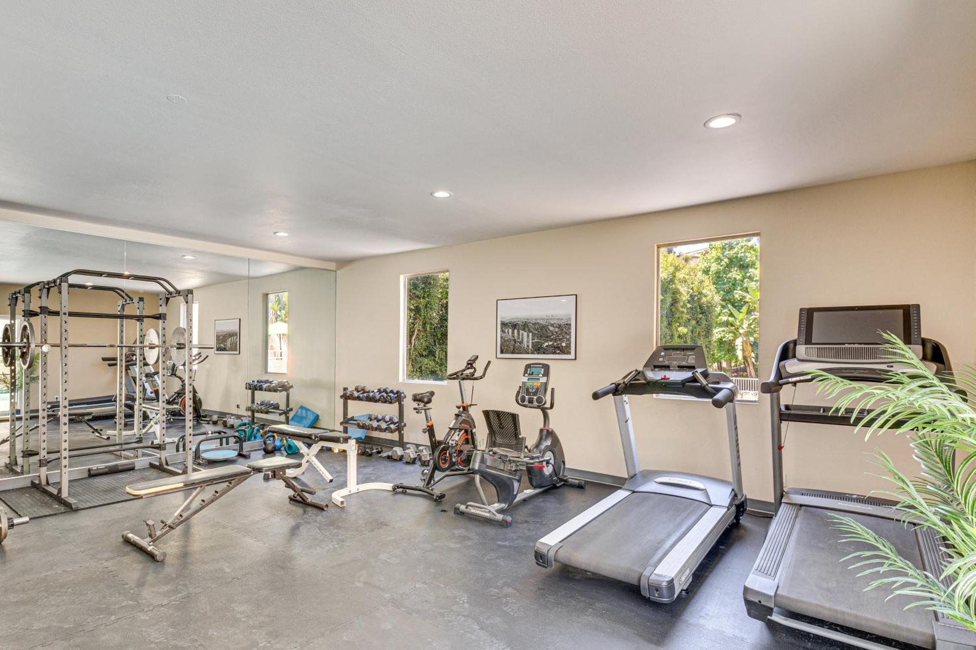With Pool And Hot Tub Access 2 Mi To Hollywood! *