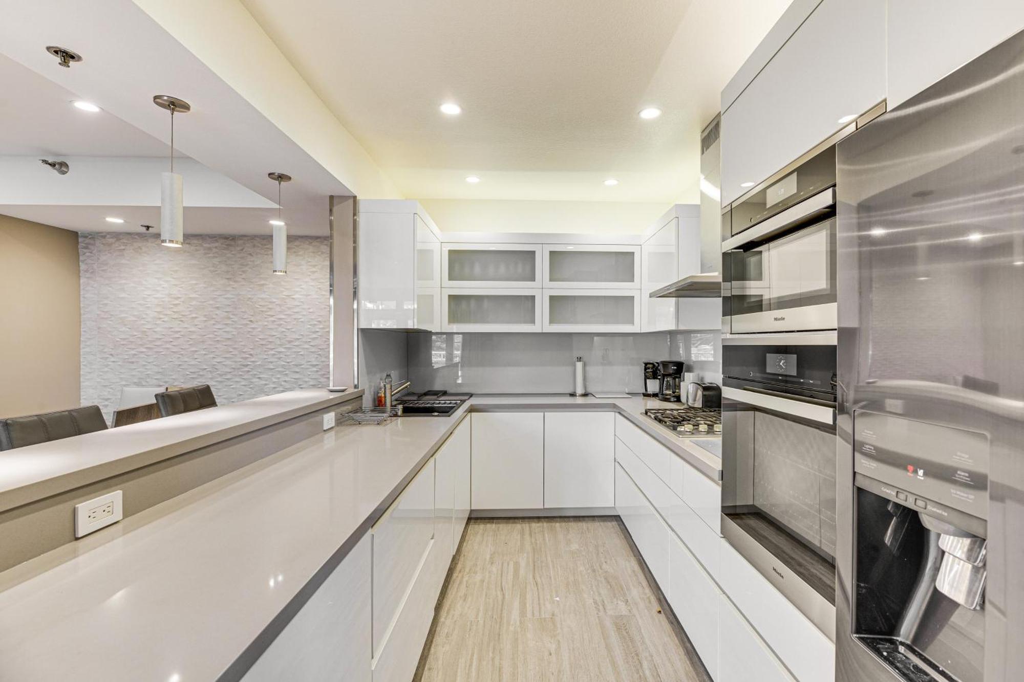 With Pool And Hot Tub Access 2 Mi To Hollywood! Los Angeles