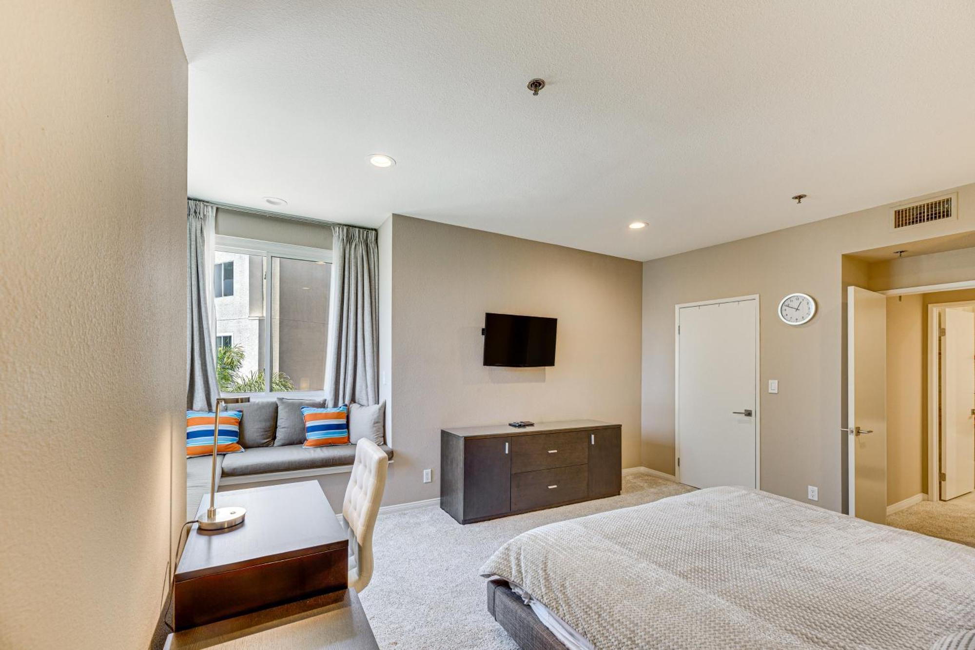 With Pool And Hot Tub Access 2 Mi To Hollywood!