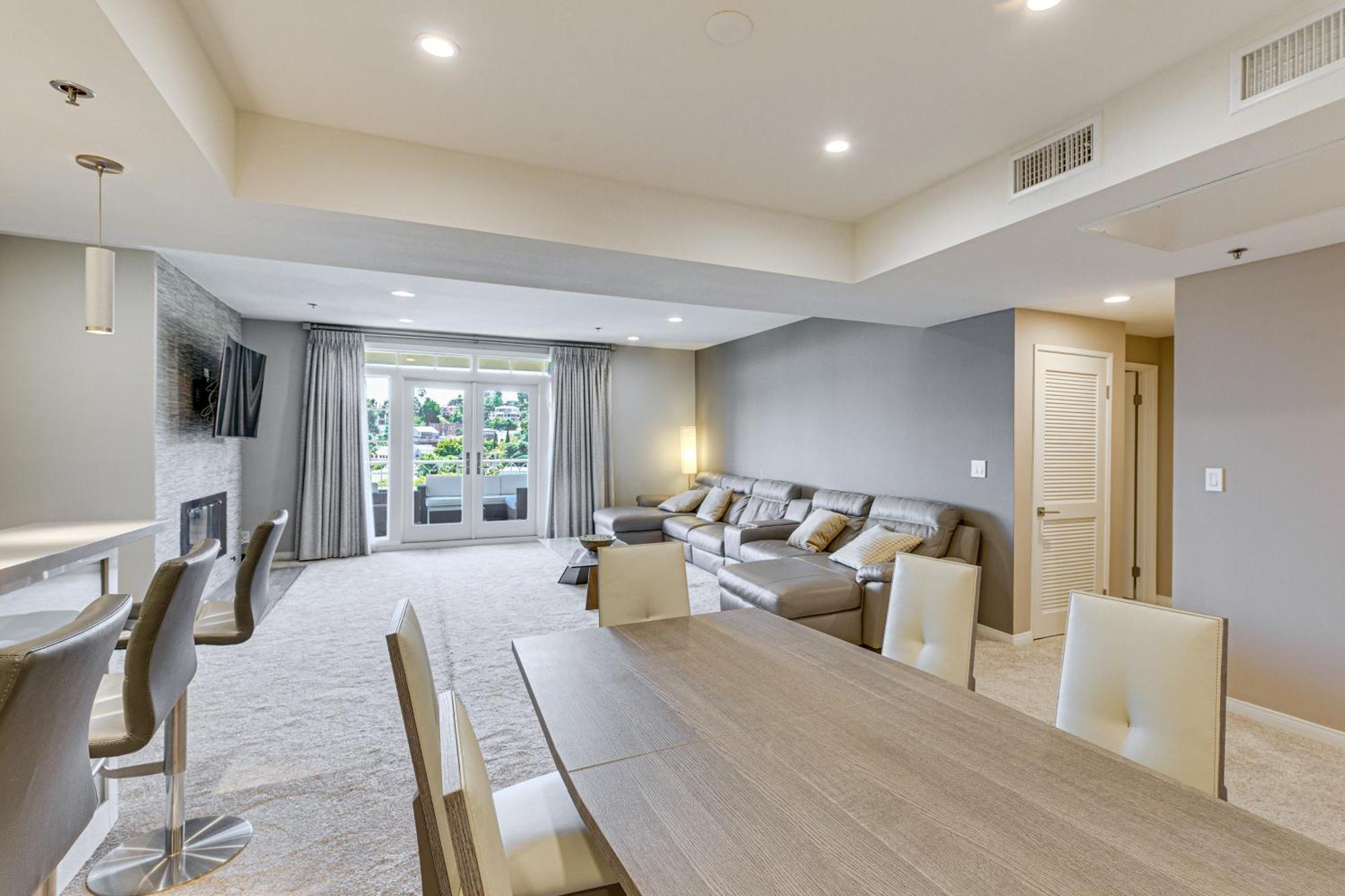 With Pool And Hot Tub Access 2 Mi To Hollywood! Los Angeles