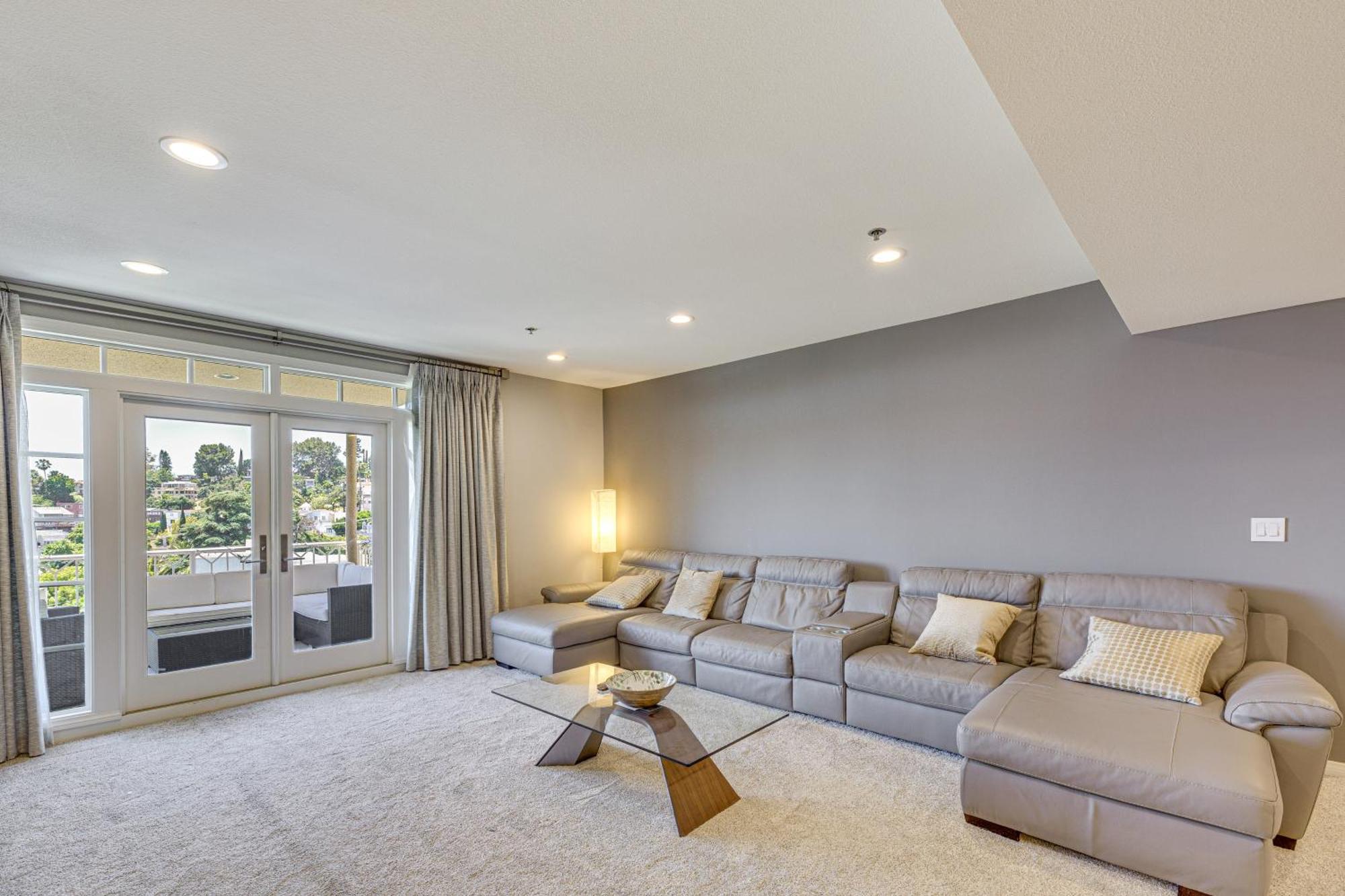 With Pool And Hot Tub Access 2 Mi To Hollywood!