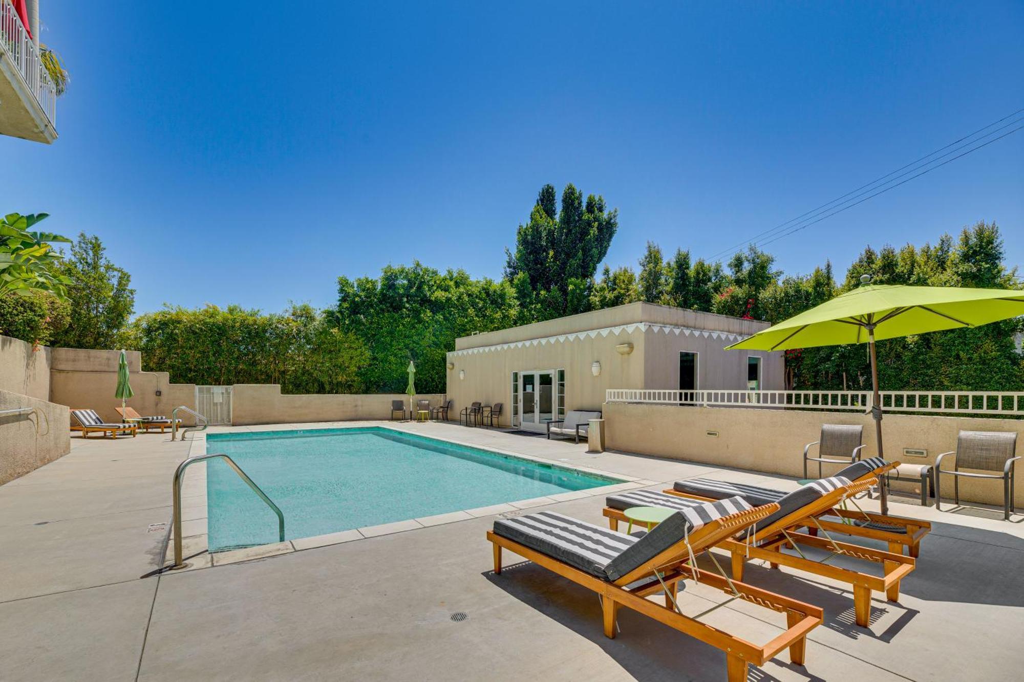 Apartment With Pool And Hot Tub Access 2 Mi To Hollywood! Los Angeles
