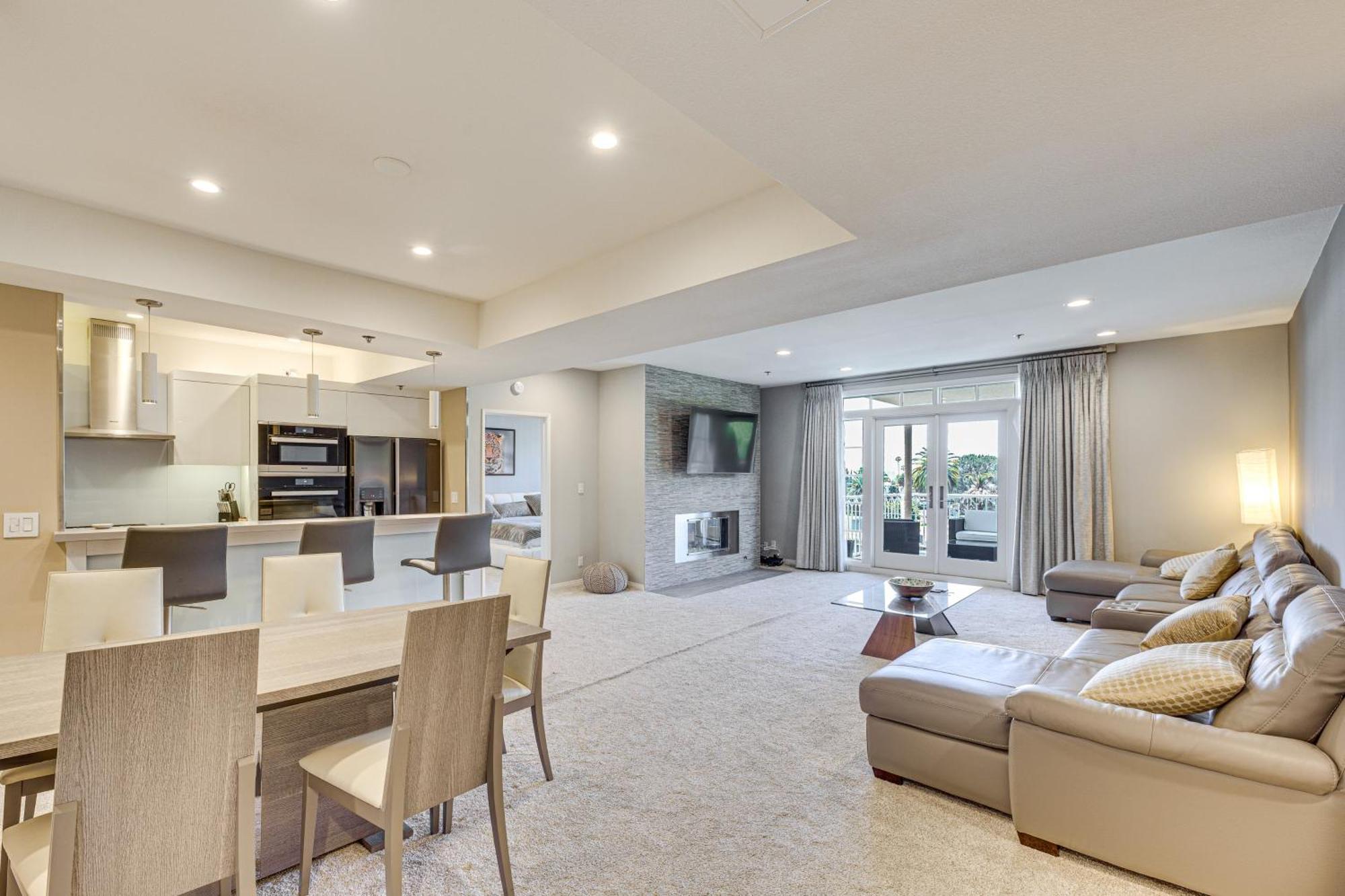 With Pool And Hot Tub Access 2 Mi To Hollywood! Los Angeles